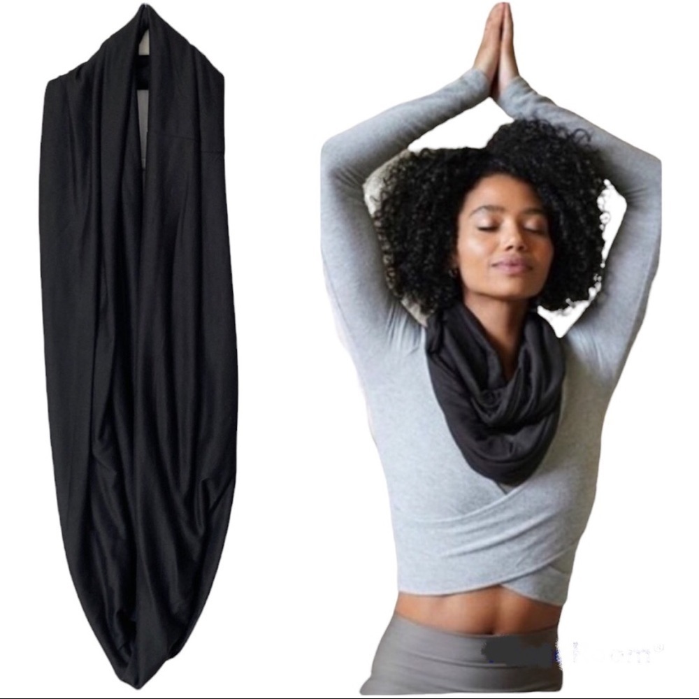 Beyond Yoga Hidden Pocket Infinity Scarf Neck Wrap Black